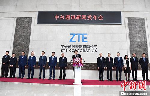 资料图:市民在公交车上免费使用4G网络上网。<a target='_blank' href='U020191008615134404107.com/'>中新社</a>发 于海洋 摄