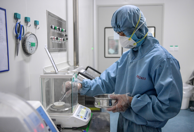 药厂车间忙生产 保障抗病毒药品供给